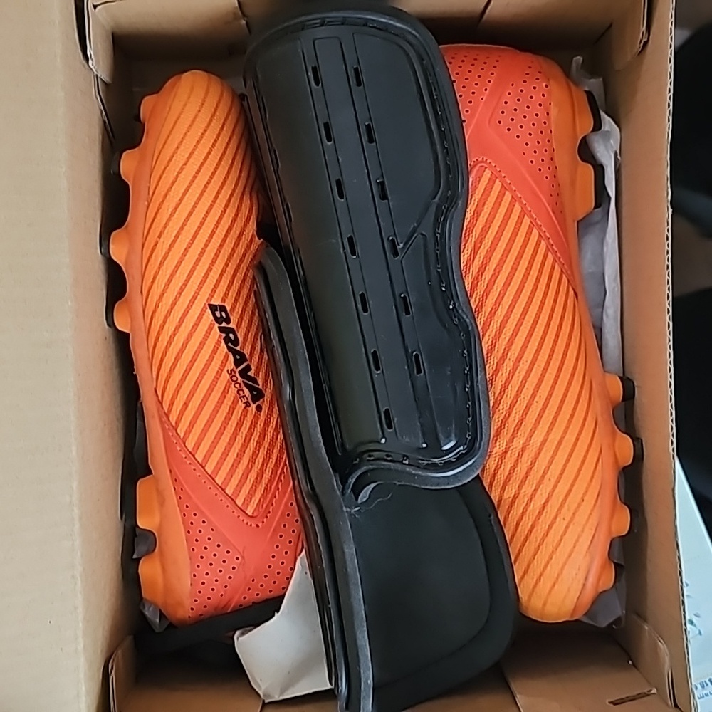 Tots soccer cleats & shin guards